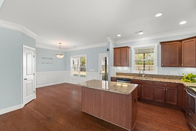 Building Photo - Minutes to the Beach! Conveniently located in Holly Ridge.