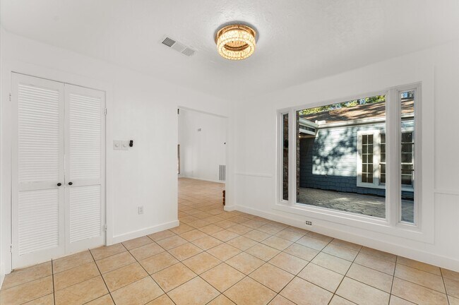 Building Photo - 33 Crystal Lake Ln