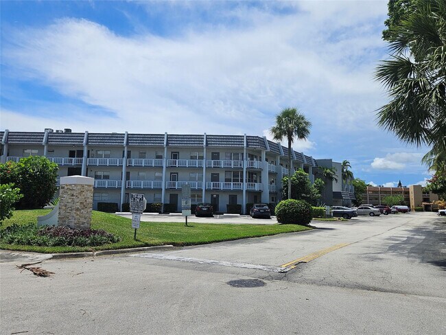 Building Photo - 6650 Royal Palm Blvd