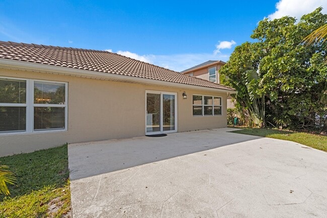 Building Photo - 1151 Delray Lakes Dr