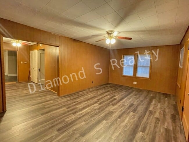 Building Photo - Charming Bungalow-Style Home Available Now