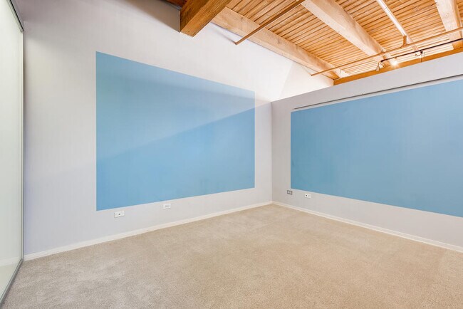 Building Photo - 333 S Desplaines St