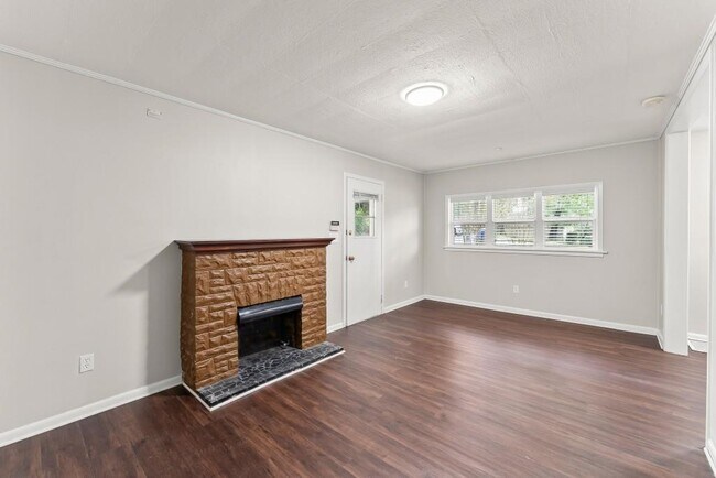 Building Photo - 2352 Elmwood Cir SE