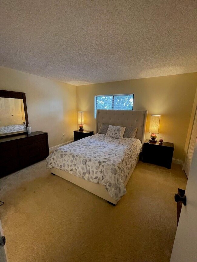 Building Photo - 9490 Palm Cir S