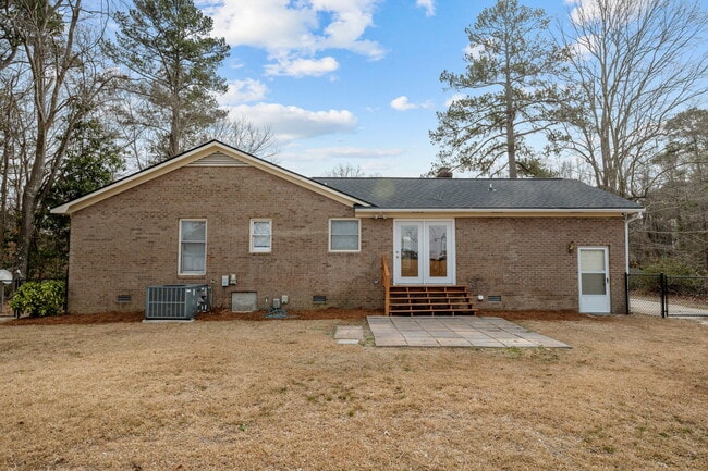 Building Photo - 340 Circle Dr