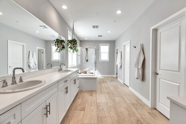 Building Photo - Light and bright 4 bedroom 3 bath beauty i...
