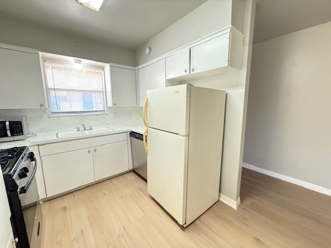 Building Photo - 701 E 45th St