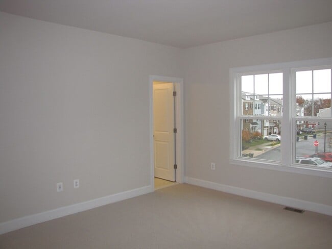 Building Photo - End Unit Townhouse Haymarket