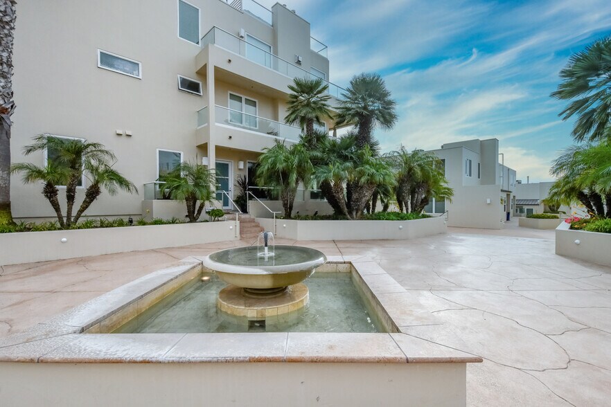 Building Photo - 7301 Vista del Mar