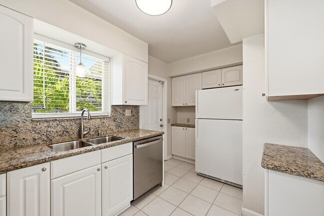 Building Photo - 4454 W Tradewinds Ave