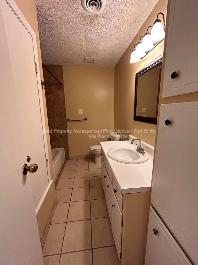 Building Photo - 3305 Grinnell Ave