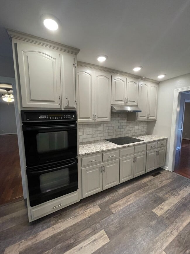 Building Photo - Executive Rental in Horseleg Creek- $3,295