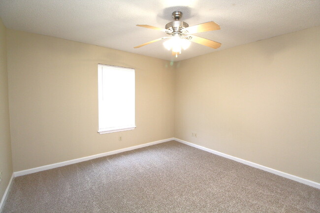 Building Photo - Updated 2BR/2BA in West Pensacola – New Ca...