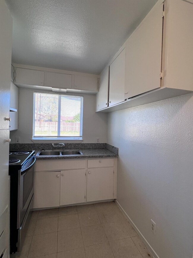 Building Photo - 4690 E Huntington Ave