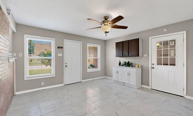 Building Photo - 1900 Hilltop Dr