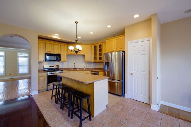 Building Photo - Luxury Townhome in the Heart of the Kentlands