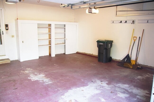 Building Photo - 6 Lanes End