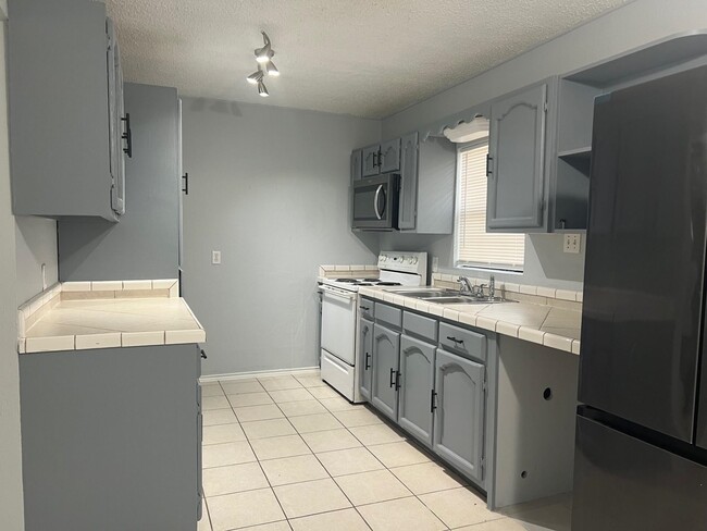Building Photo - 1616 Jacaranda Ct