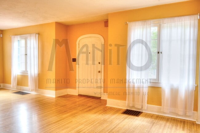 Building Photo - Stunning Brick Home near Audubon Park