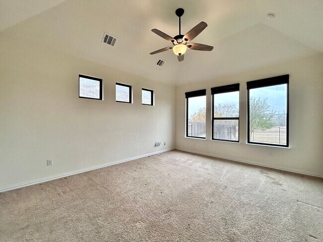 Building Photo - Bright & Beautiful 4 Bed, 3.5 Bath Home with Room for Everyone