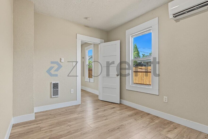 Building Photo - Unit