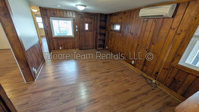 Building Photo - 522 3rd Ave W