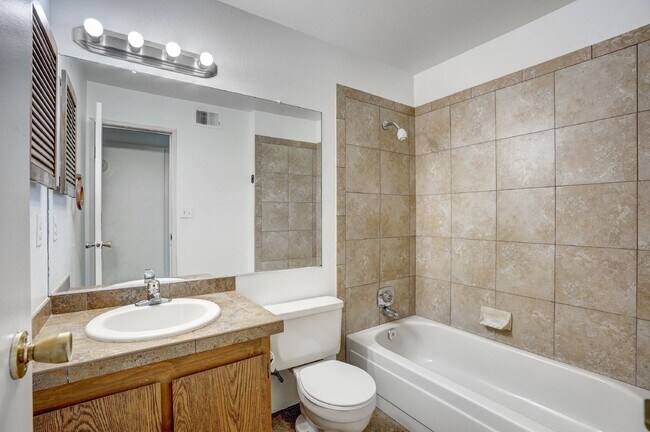 Building Photo - $1,725 - 2 Bed, 2 Bath Condo in Denver wit...