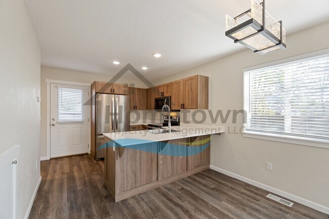Building Photo - 2 Bedroom 2 Bath Home with Attached Garage...