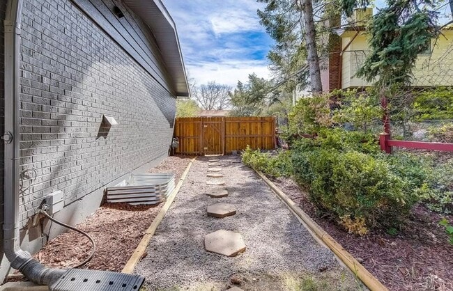 Building Photo - Newly Remodeled Home with Spacious Driveway!