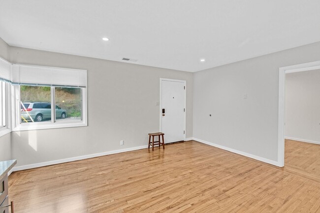 Building Photo - Newly Updated 2/2