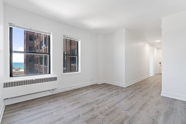 Building Photo - 6230 N Kenmore Ave