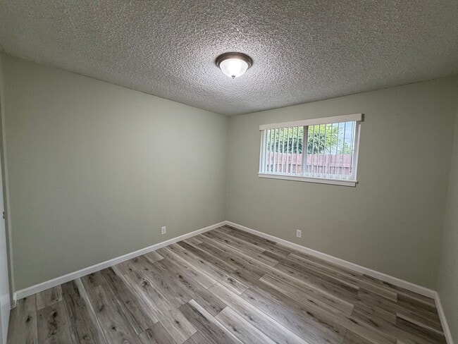 Building Photo - 2 Bedroom Duplex in Thurston/East Springfield Neighborhood