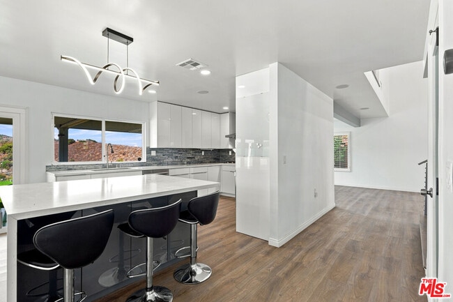 Building Photo - 4355 Chaumont Rd