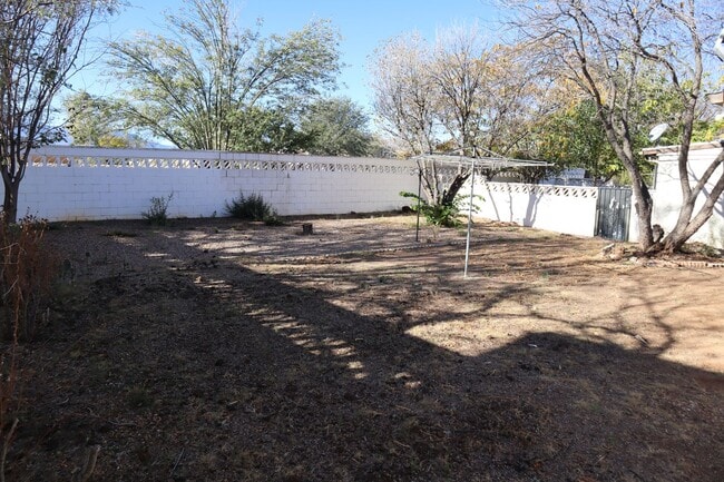 Building Photo - Livable, Lovable, & Avaiable!