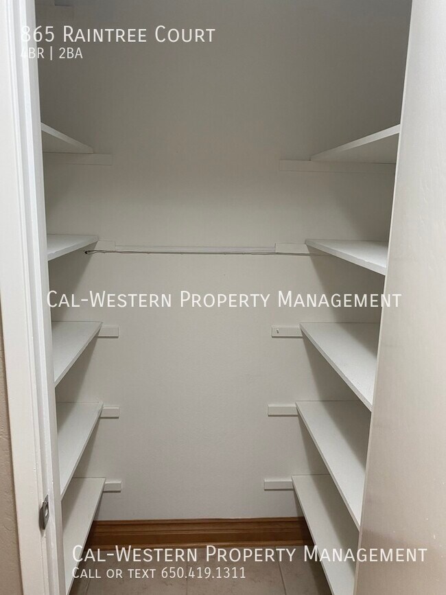 Building Photo - 865 Raintree Ct