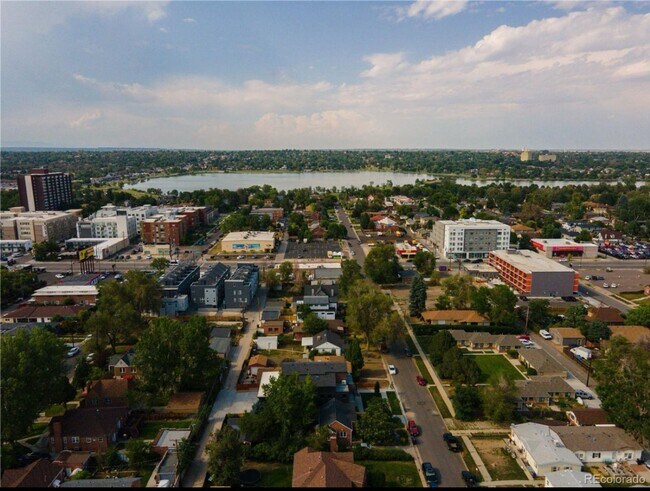 Building Photo - Unbelievable 2 Bed + Den Townhome - The Ul...