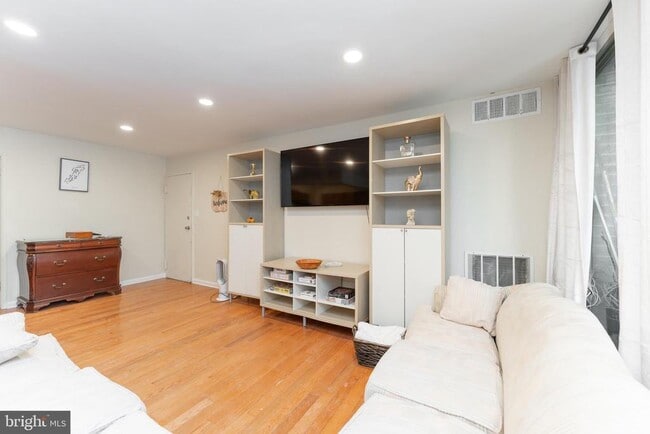 Building Photo - 1832 Metzerott Rd