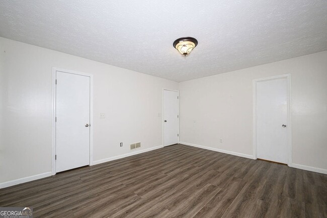 Building Photo - 2100 Whitebluff Way