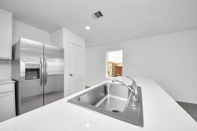 Building Photo - 16831 Spotted Oak Dr