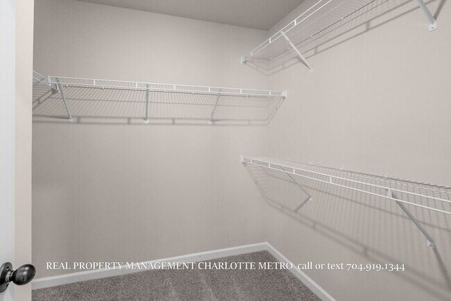 Building Photo - Stunning 4-bedroom, 2.5-bathroom home located in the vibrant city of Charlotte, NC.