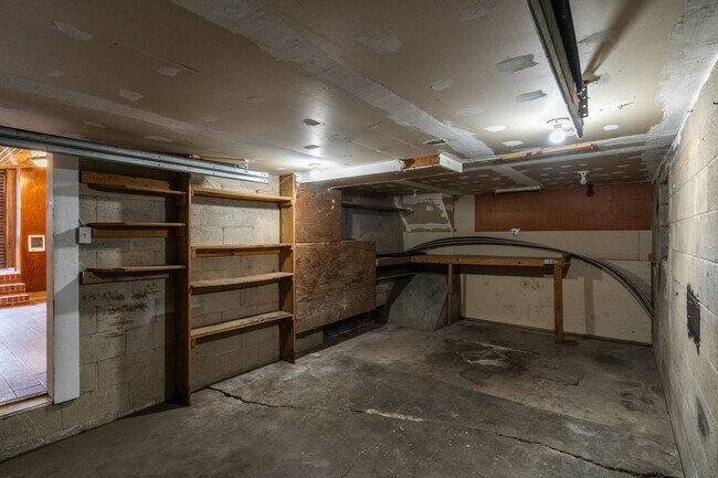 Building Photo - 3 Bedroom Home Available Now!