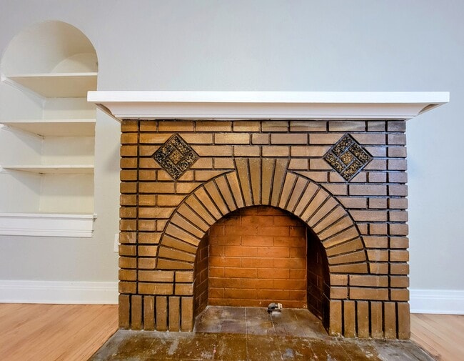 Building Photo - Front Duplex on 11th