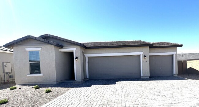 Building Photo - 4 BEDROOM RENTAL WITH 3 CAR GARAGE IN LOS PORTALES CASA GRANDE ARIZONA