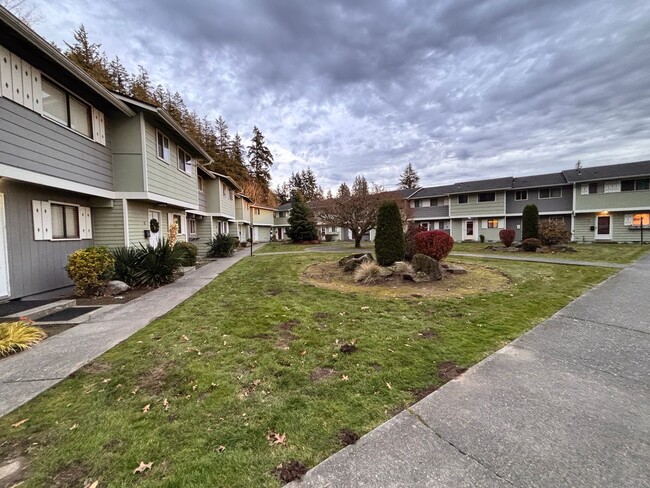 Building Photo - 2 Bedroom, 1.5 Bathroom Townhome Available...