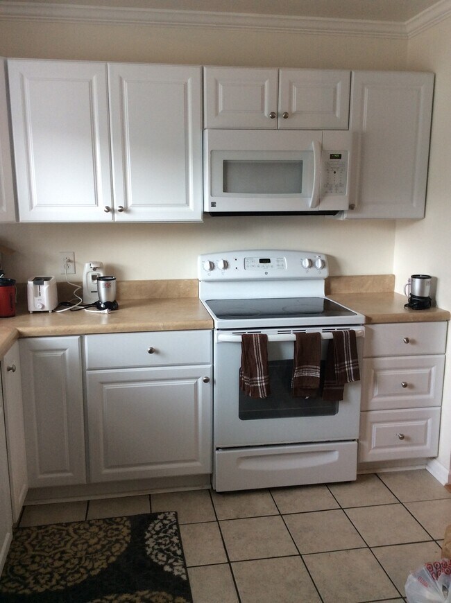 Building Photo - Spacious Townhouse Recently Updated