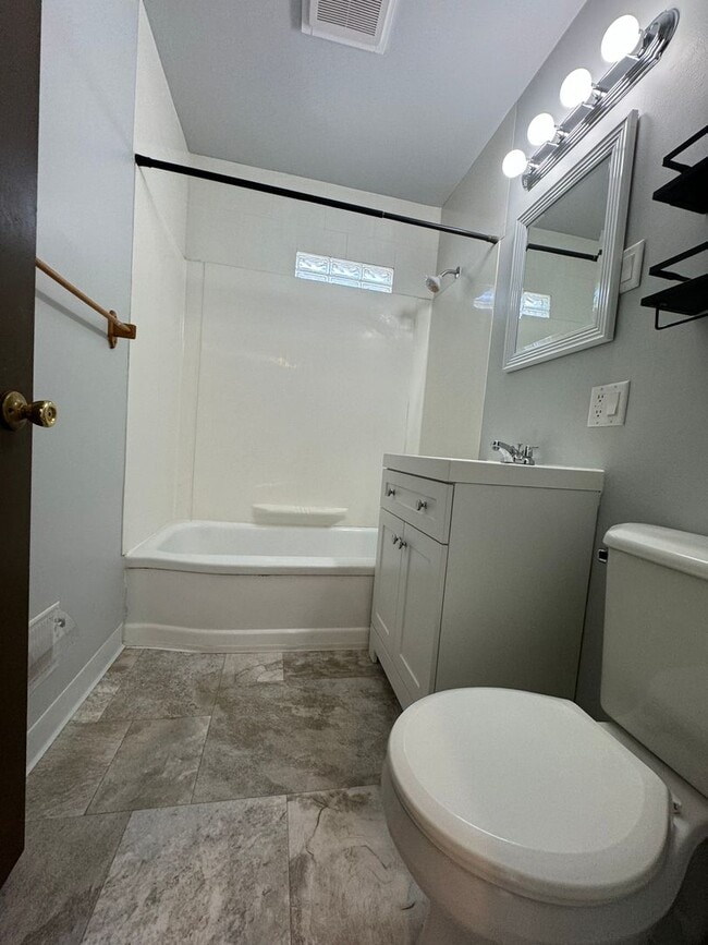Building Photo - Beautiful 3 Bedroom 1 Bath Ranch Style Sin...