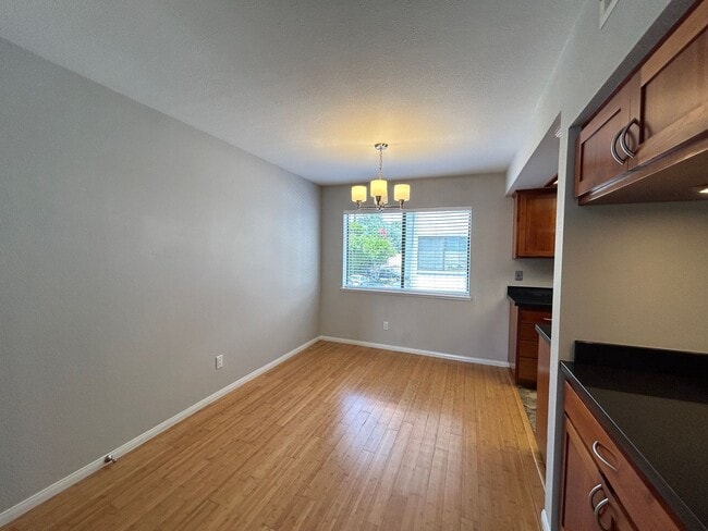 Building Photo - Beautifully Upgraded 2 Bed 2.5 Bath Townhome