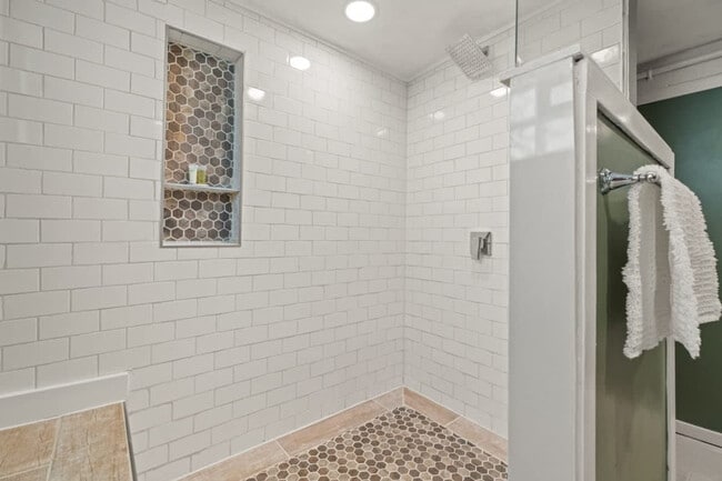 Building Photo - 2850 Hazel Ave