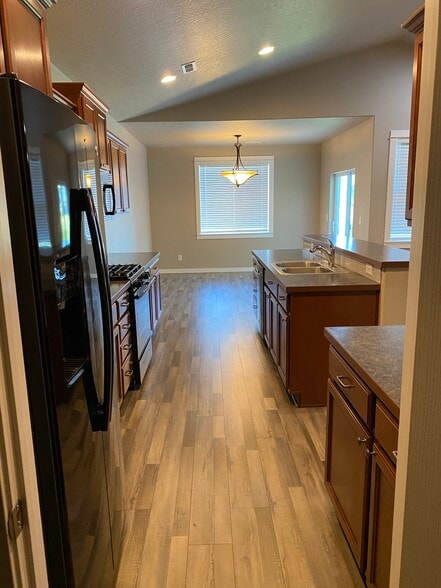 Building Photo - 1640 SW Panorama Dr