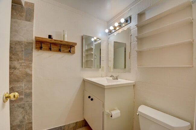 Building Photo - SPARKLING POOL! 4 BEDROOM
